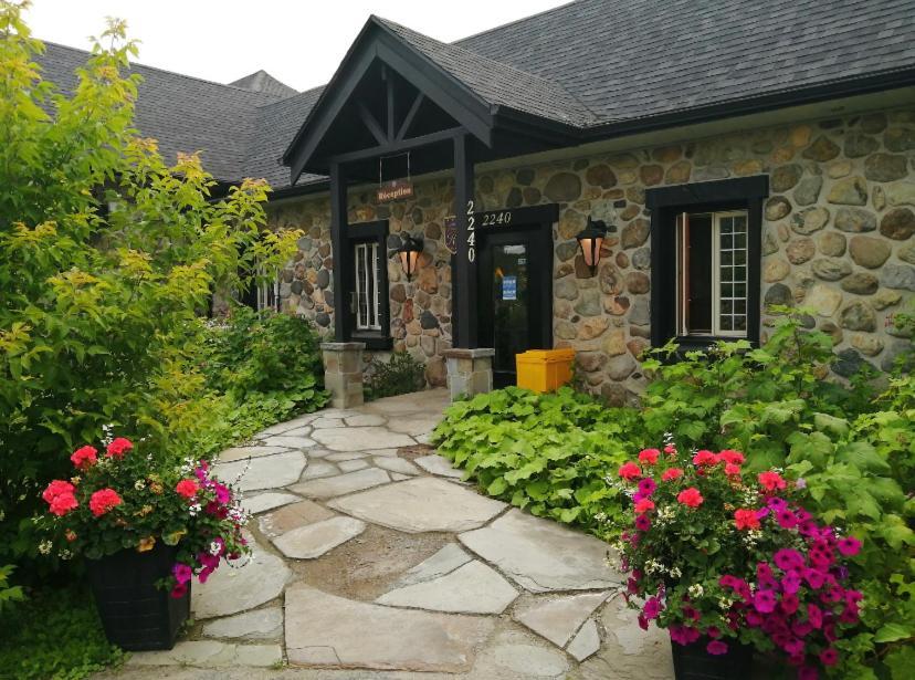 Condo Hotel Au Pied Du Mont Orford Екстериор снимка