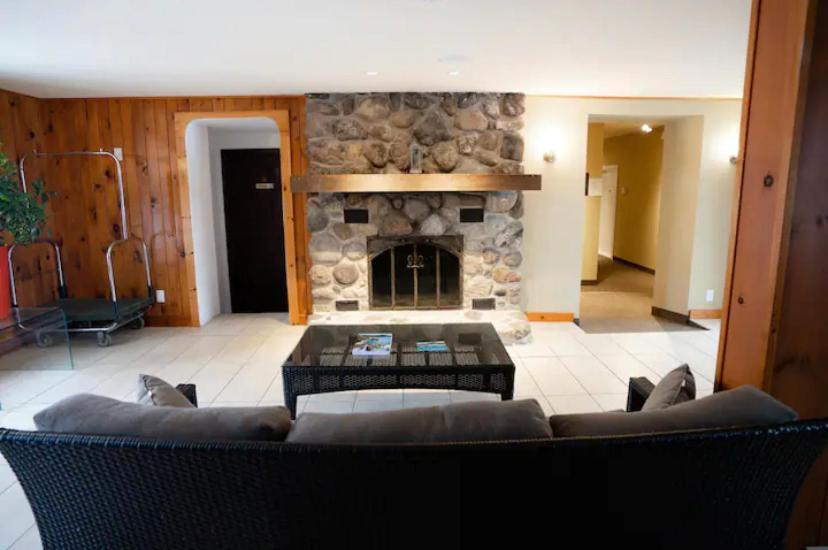 Condo Hotel Au Pied Du Mont Orford Екстериор снимка