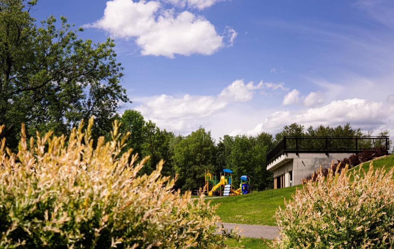Condo Hotel Au Pied Du Mont Orford Екстериор снимка