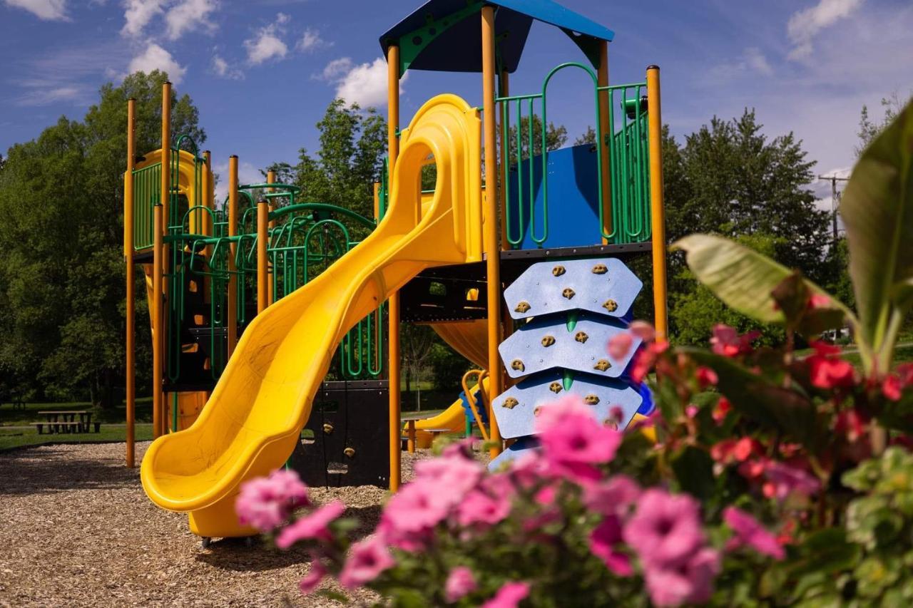 Condo Hotel Au Pied Du Mont Orford Екстериор снимка