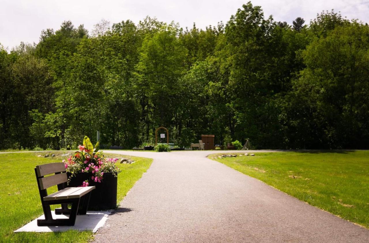 Condo Hotel Au Pied Du Mont Orford Екстериор снимка