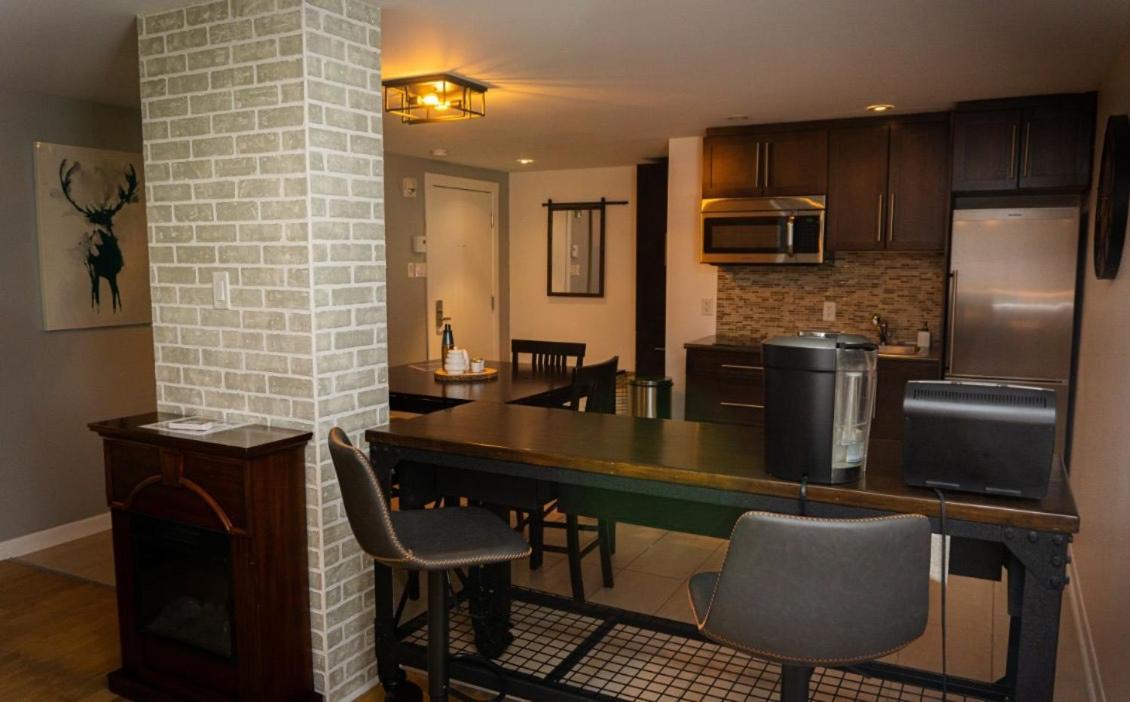 Condo Hotel Au Pied Du Mont Orford Екстериор снимка