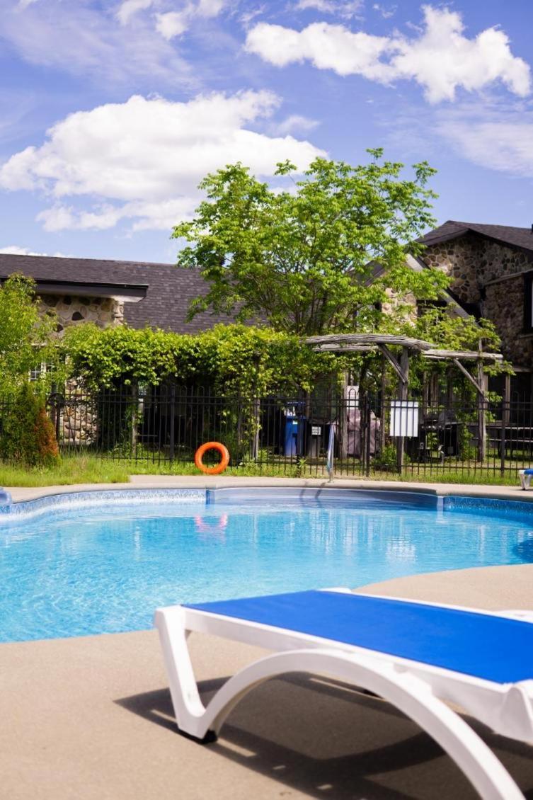 Condo Hotel Au Pied Du Mont Orford Екстериор снимка
